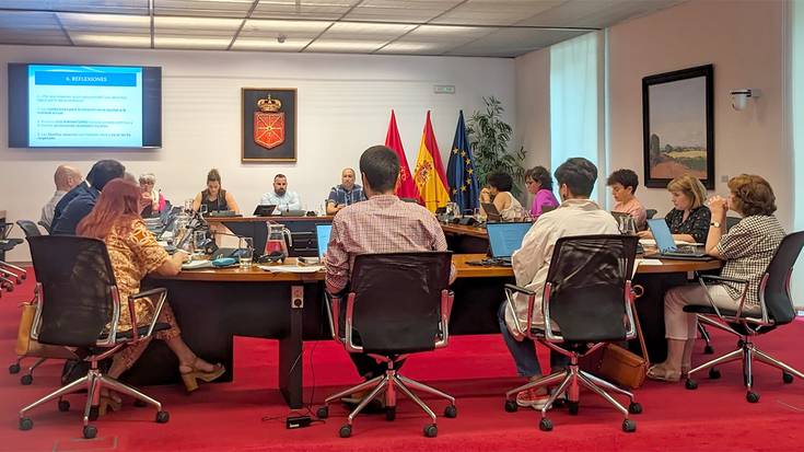 Eskolako jardunaldia arautzen duen foru agindua aldatzeko eskatu dute familiek parlamentuan