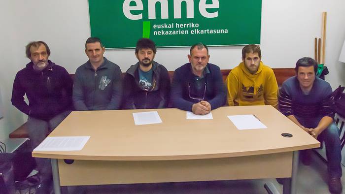 Ardi latxen esnearen prezioak gaur egungo egoerara egokitzeko eskatu diete ekoizleek enpresei