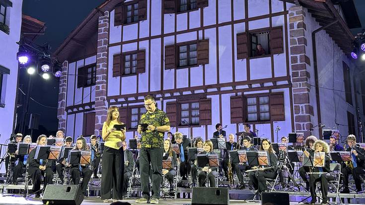 Kontzertu gogoangarria eman dute Berako Musika Bandak eta Berako abeslariek