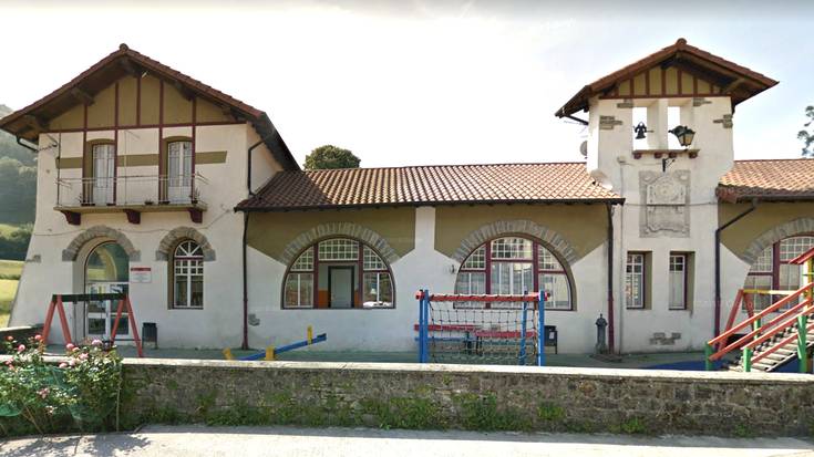 Aresoko eskolako irakasle batek positibo eman ondotik «alarmismorik ez sortzeko» deia egin du zuzendariak
