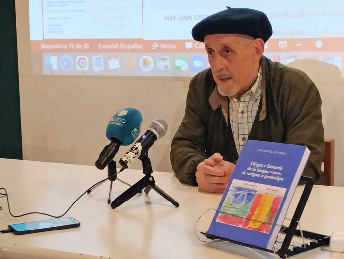 Juan Miguel Munarrizek 'Origen e historia de la lengua vasca' liburua aurkeztu du
