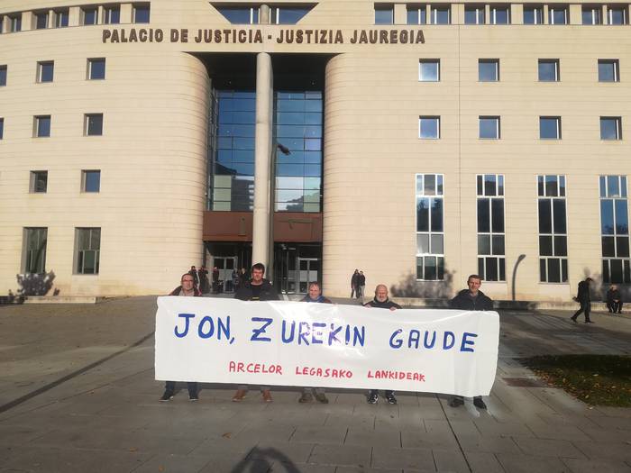 Legasako Arcelor Mittaleko langileek Jon Ruiz babestu dute