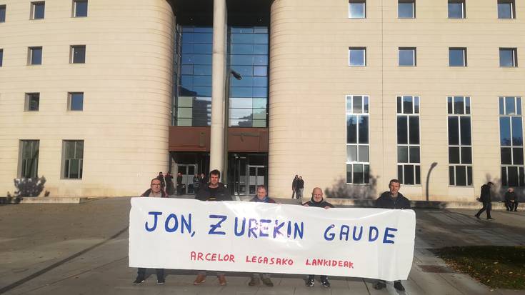 Legasako Arcelor Mittaleko langileek Jon Ruiz babestu dute