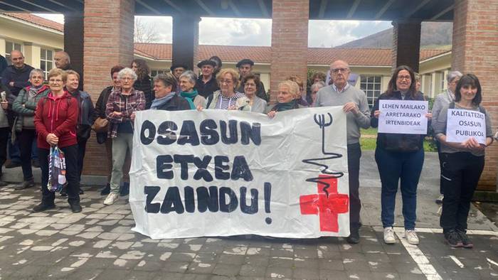 Osasun zerbitzu duina eskatu dute gaur Lesakako Osasun Zentroaren atarian