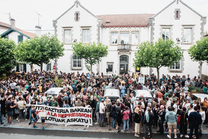 Senpereko lau gazteak libre utzi zituzten atzo ilunabarrean