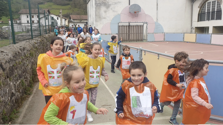 Aresoko haur eta gurasoek ere gozatu ederra hartu zuten Korrika Txikian