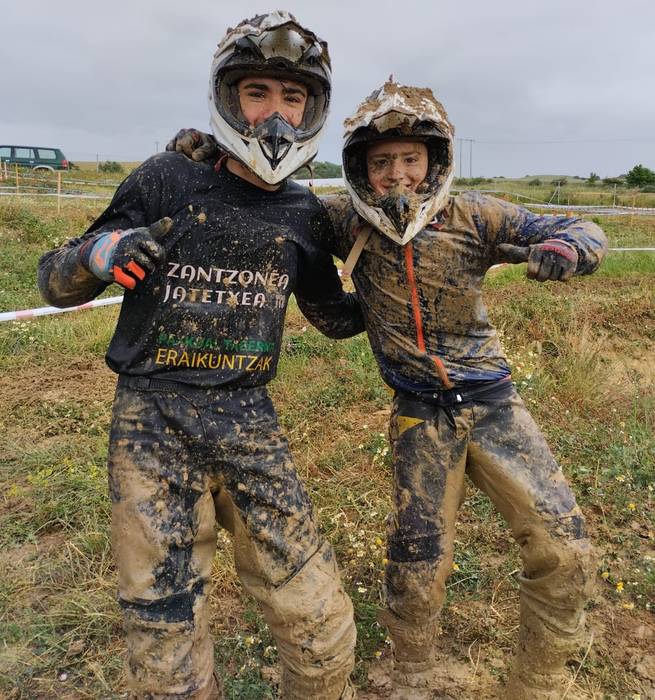 Xabier Gallardon etxalartarra eta Goiuri Urra lesakarra garaile Infernuko karrera moto-kros proban