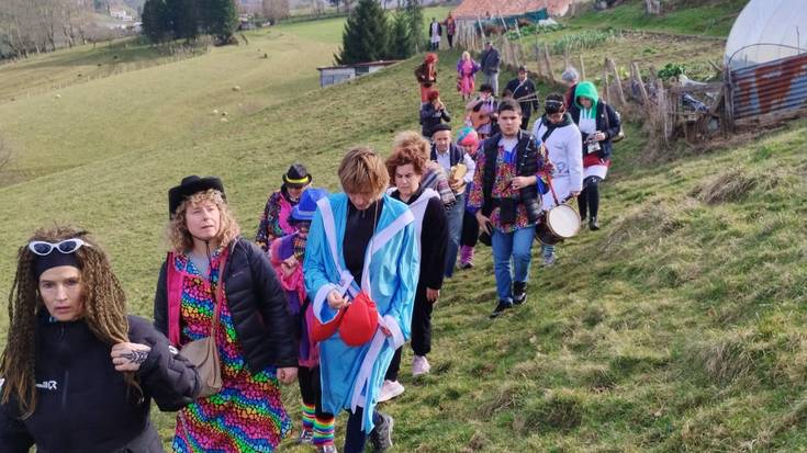 Inauteri giroa Leitzako baserrietaraino eraman dute eskelariek