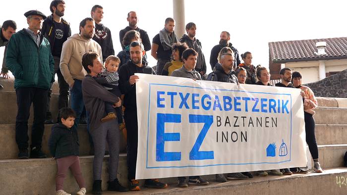 «Elizondoko etxegabetzea bertan behera gelditu dela» jakinarazi du etxegabetzeen kontrako mugimenduak