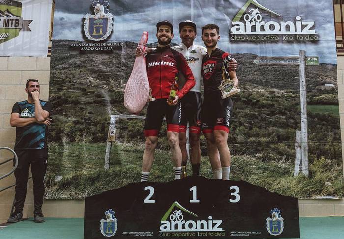 Koldo Herrera sunbildarra podiumera igo da Arronizko mendi bizikleta lasterketan