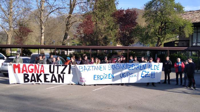 Magnak duen meatze proiektuaren kontra protesta egin dute Gartzaingo Baztan Hotelaren aitzinean