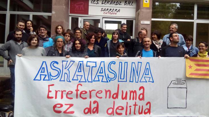 Lekarozko institutuan ere elkarretaratzea egin dute kataluniarrei babesa adierazteko