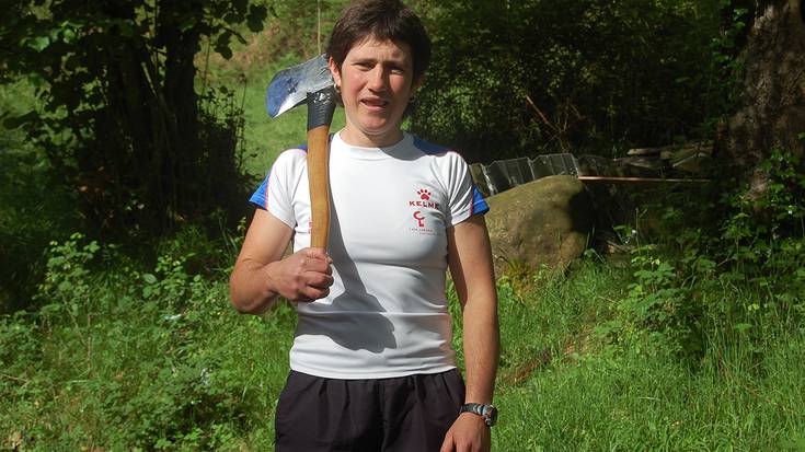 Maika Ariztegi herri kirolariarekin elean