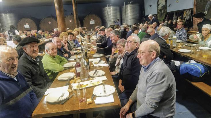 Arkupeak Elkarteko bazkideek sagardotegira irteera eginen dute ortzegunean