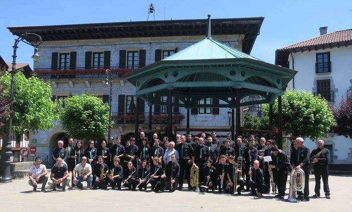 Lesakako Musika Bandak ezusteko omenaldi hunkigarria eskaini dio Tomas Rekondori