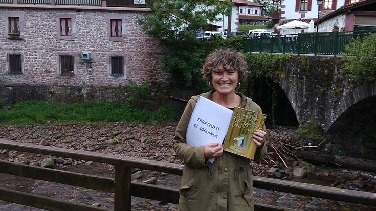 «Erratzuko historia kontatzeko modu bikaina da antzerkia»
