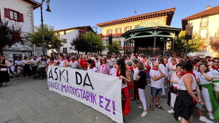 Azken eraso matxistak salatzeko jendetza bildu da Lesakako plazan