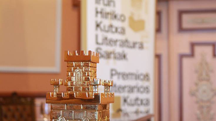 XLV. Irun Hiriko Kutxa Literatura Sarietako antolatzailea den Mikel Insaustirekin egon gara