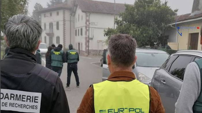 Migratzaileak Frantziara  diruaren truke eramatea leporatuta hainbat etxe miatu dituzte Urrasunen eta Iruritan
