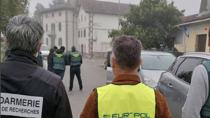 Migratzaileak Frantziara  diruaren truke eramatea leporatuta hainbat etxe miatu dituzte Urrasunen eta Iruritan