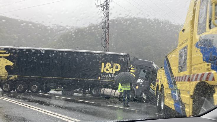 Beran kamioi bat trabeska gelditu da Irungo noranzkoan