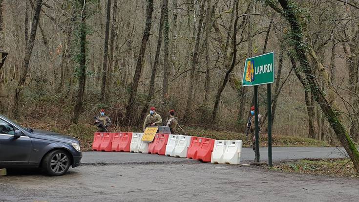 Mugak itxita «Euskal Herriaren barne bizitza baldintzatuko dutela» salatu dute EH Baik eta EH Bilduk