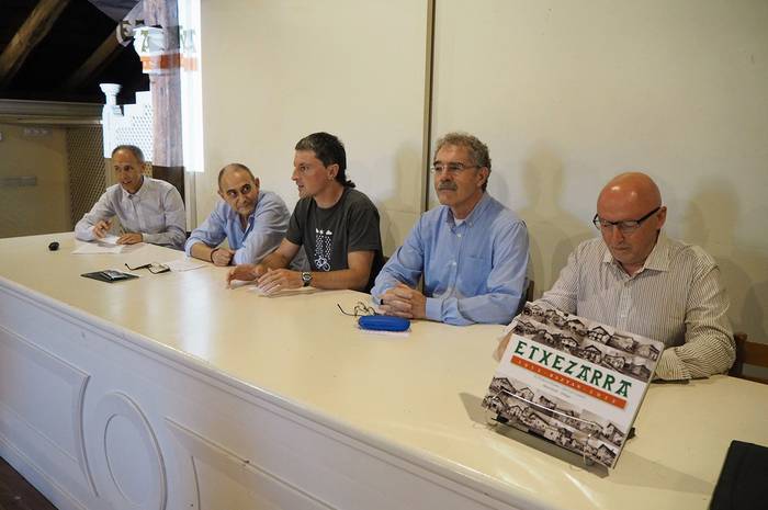 'Etxezarra, Baztan 1912-2012' liburua aurkeztu dute Elizondon