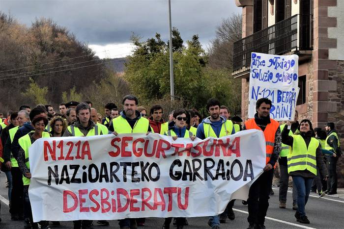 N-121A inguruan irteera edo helmuga ez duten merkantzia garraioak bertze errepideetatik joatea eskatu du Berako Udalak