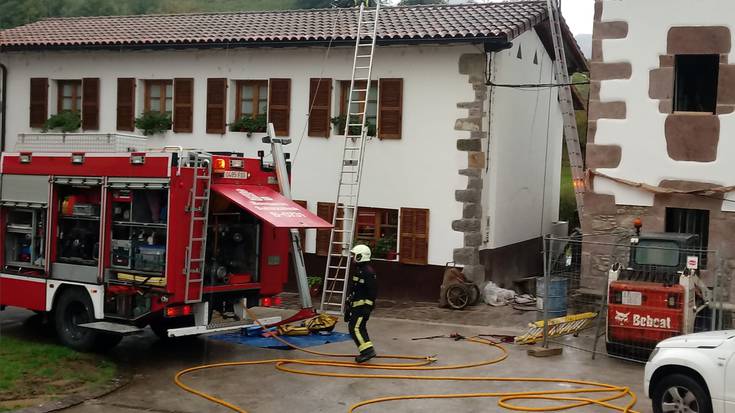 Suhiltzaileek su hartua zuen tximinia bat itzali dute Donamarian