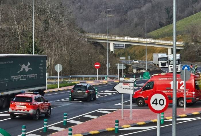 Sunbillan kamioi baten eta auto baten artean izan den istripuaren ondorioz, zauritu bat eraman dute ospitalera