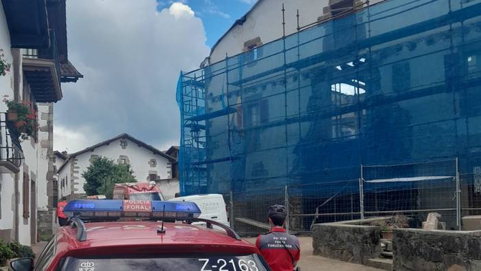 Gizon bat hil da Berroetan aldamio batetik erorita