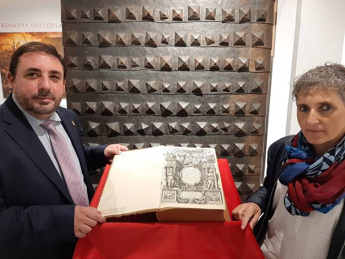 Nafarroako konkistari buruzko 'Histoire de Navarre' liburuaren lehen edizioa eskuratu du Amaiurrek