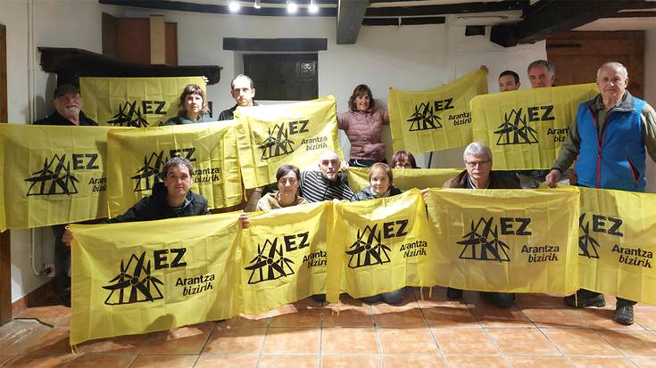 Etxeko leihoetan eta balkoietan banderolak paratzeko deia egin du Arantza Bizirik taldeak