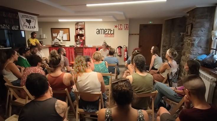 Izaskun Igoak 'Hotza bazkatzen' liburua aurkeztu du Amezti elkartean