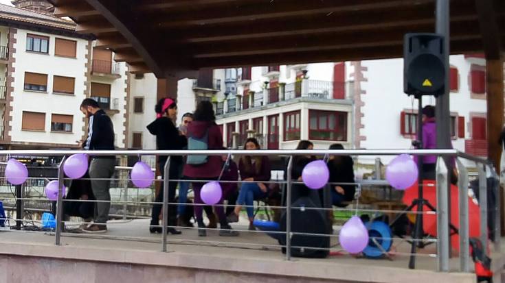 Arratsaldeko manifestazioa girotzeko hainbat ekitaldi egin dituzte Elizondon