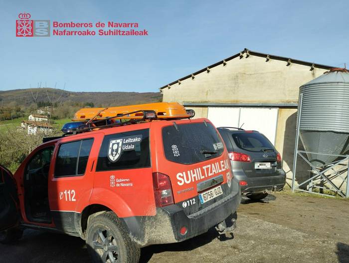 Leitzako baserri batean gizon bat hil da eta haren semea intoxikatu pixa-depositu batean lanean ari zirenean