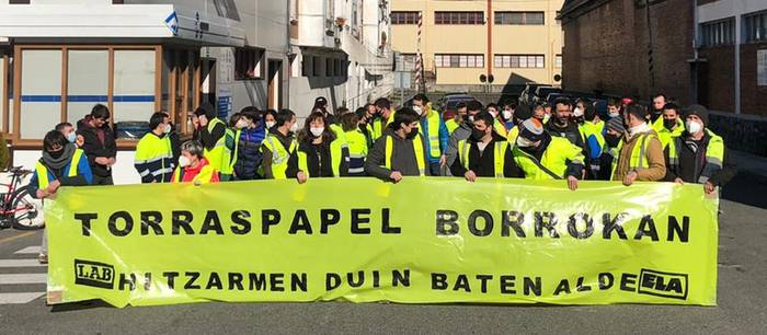 Aurreneko greba eguna egin dute Leitzako Torraspapel lantegian