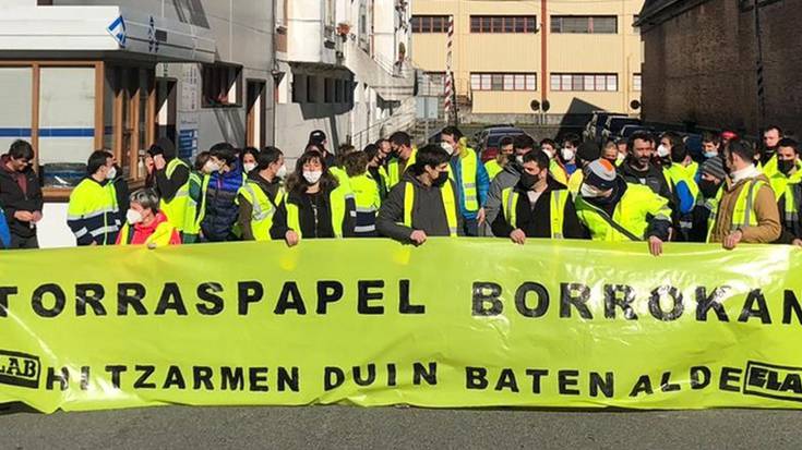 Aurreneko greba eguna egin dute Leitzako Torraspapel lantegian