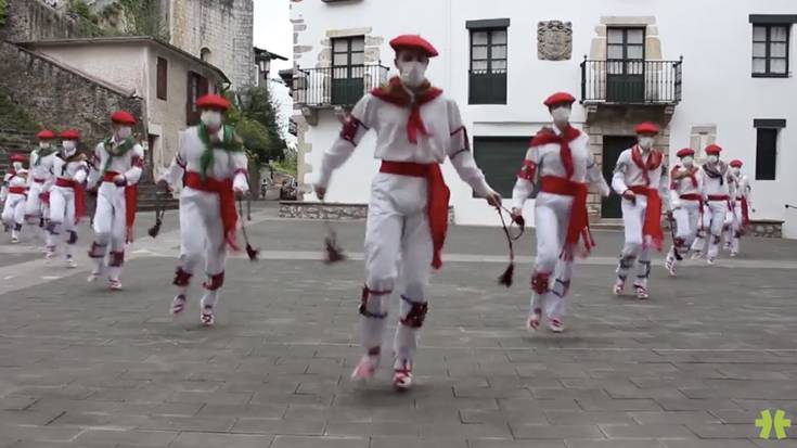 San Esteban eguneko dantzak sareratu dituzte Gure Txokoa dantza taldeak eta Berako txistulariek