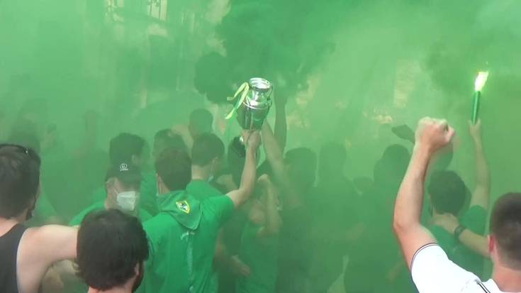 [Bideoa] Beti Gazte futbol taldeari ongietorri beroa egin diote berdez margotu den Lesakan