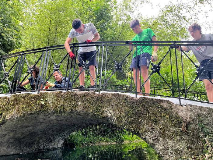 25 gaztek parte hartu dute Bertizen ingurumen-boluntariotzako auzolandegietan