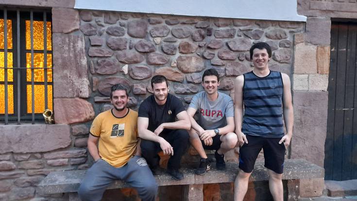 «Gazte zein zaharrak giro ederrean biltzen dituen egunak dira herriko bestak»