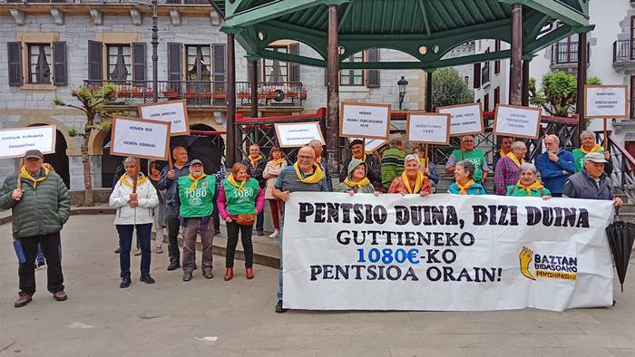 Hainbat borroka eta mobilizazio izan dituzte hizpide pentsiodunek apirileko elkarretaratzean