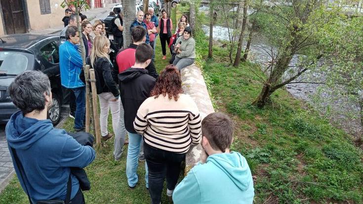 Herriko erreka bazterreko landaretzaz bisitaldi gidatua egin dute Elizondon