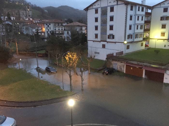 Bidasoa ibaiak gainezka egin du Beran eta Etxalar eta Lesaka artean