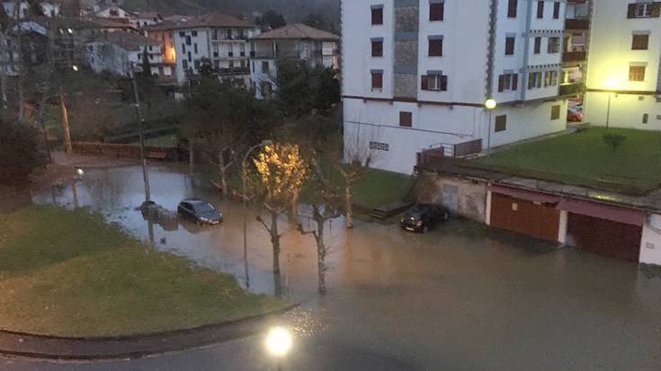 Bidasoa ibaiak gainezka egin du Beran eta Etxalar eta Lesaka artean