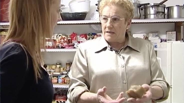 Zubietako Joxepa Loiartek ukenduak nola egiten dituen erakutsi zigun 2004an