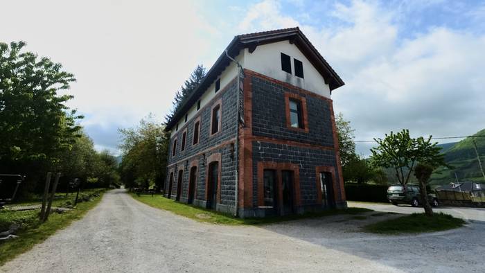 Lekunberriko turismo bulegoan teknikari bila ari dira
