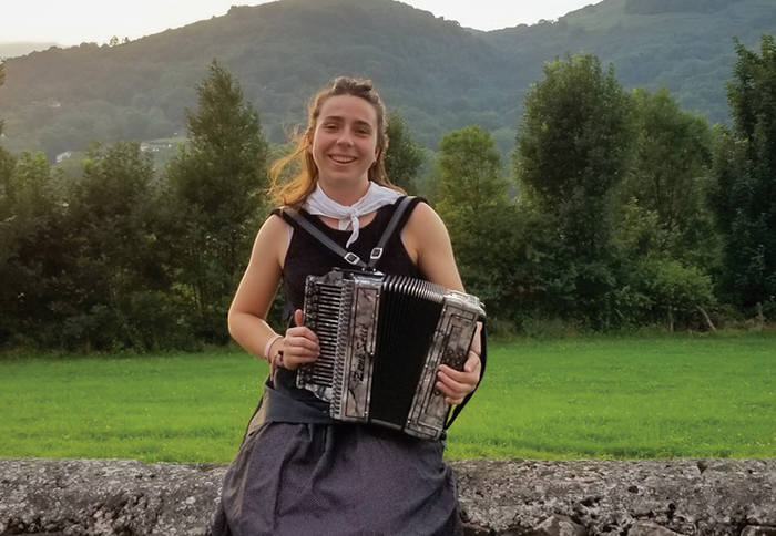 «Kanta bat mila modutara jotzen ahal dela ikasi dut»