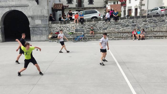 Hamasei bikotek eman dute izena Leitzako Plazako XXX. Binakako Pilota Txapelketan